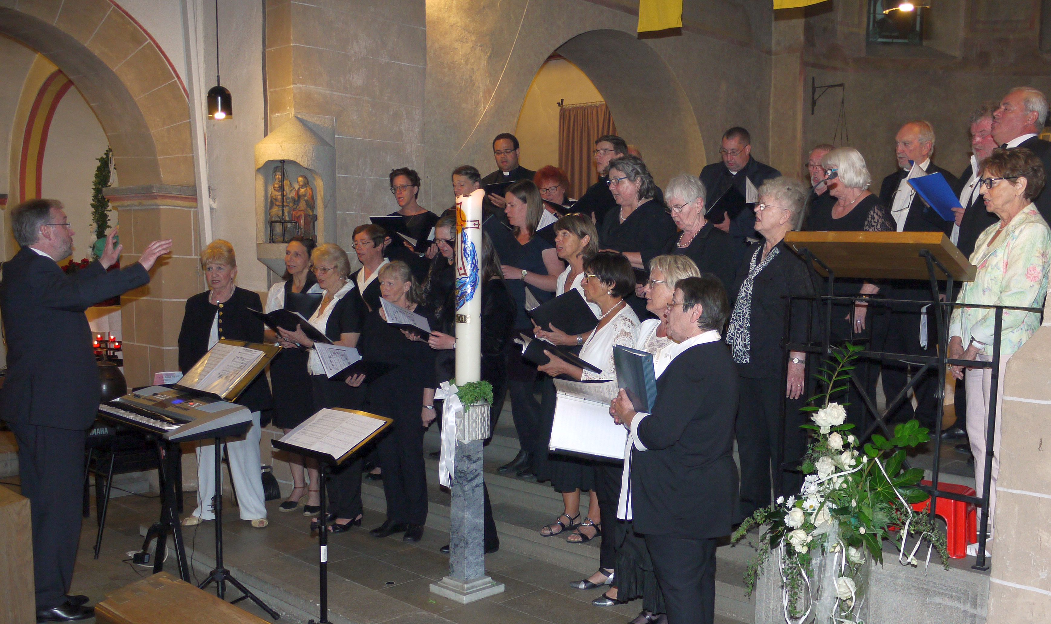 „Ensemble Vocale“ aus Milly-la-Forêt und der Kammerchor an St. Gertrud ließen am Schluss des deutsch-französischen Benefizkonzertes in der Basilika „Herr Deine Güte reicht so weit“ erklingen. Foto: C. Buchen