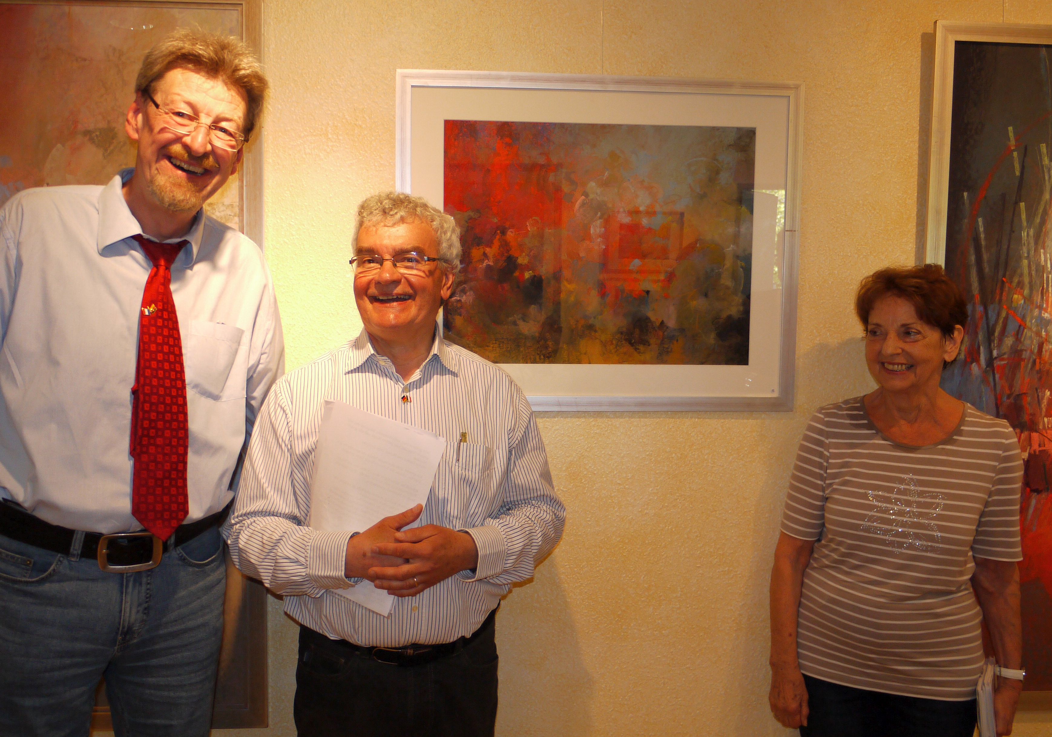Der Künstler Thierry Citron aus dem französischen Partnerschaftskanton Milly-la-Forêt (Mitte) schenkte am Ende der Vernissage der Gemeinde eines seiner Werke. Darüber freuten sich vor allem die Vorsitzende des Partnerschaftsvereins Hanne Gräser und der stellvertretende Bürgermeister Karl-Heinz Schramm. Foto: C. Buchen