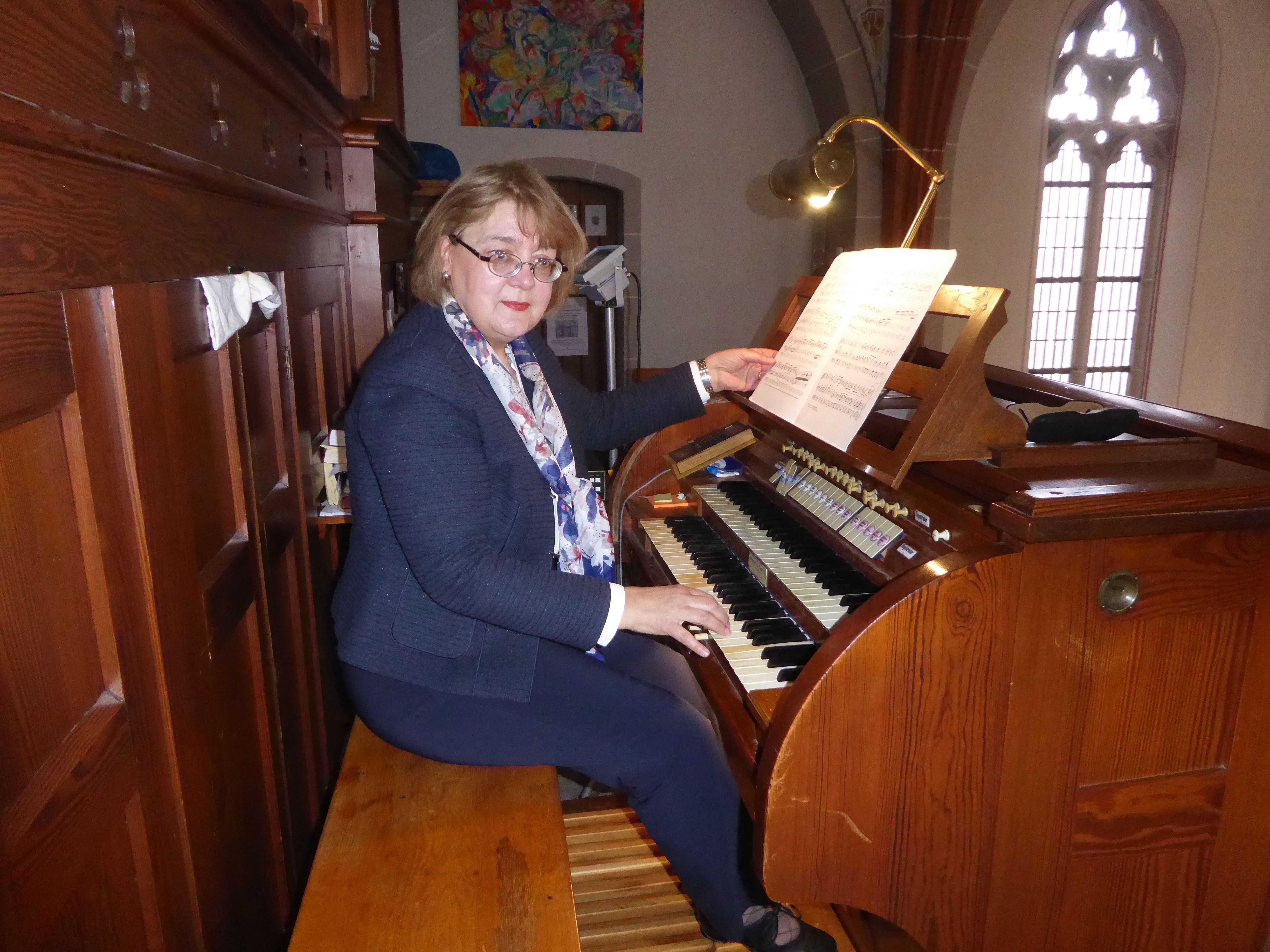 Die renommierte Organistin Helga Schauerte-Maubouet bestritt ein Konzert auf der historischen Klais-Orgel in Holpe. Fotos: C. Buchen