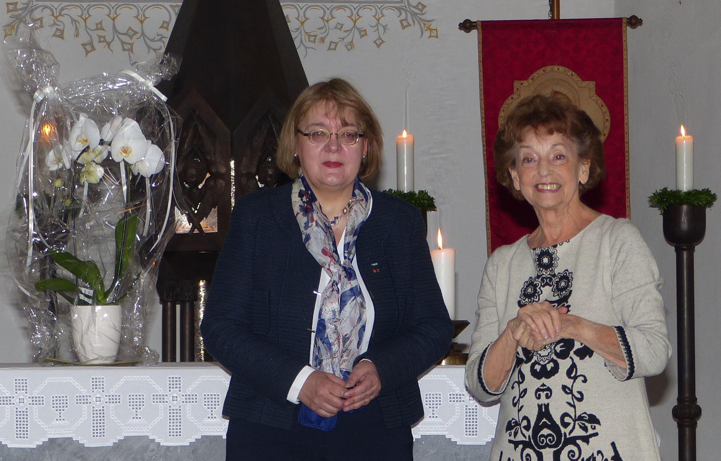 Hanne Gräser (r.) vom Partnerschaftsverein Morsbach/Milly-la-Forêt dankte Helga Schauerte-Maubouet für ein außergewöhnliches Orgelkonzert.